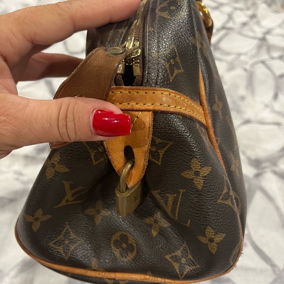 ***Authentic Louis Vuitton purse***good condition - Picture 15 of 15